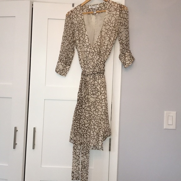 Diane Von Furstenberg Dresses & Skirts - DVF wrap silk dress